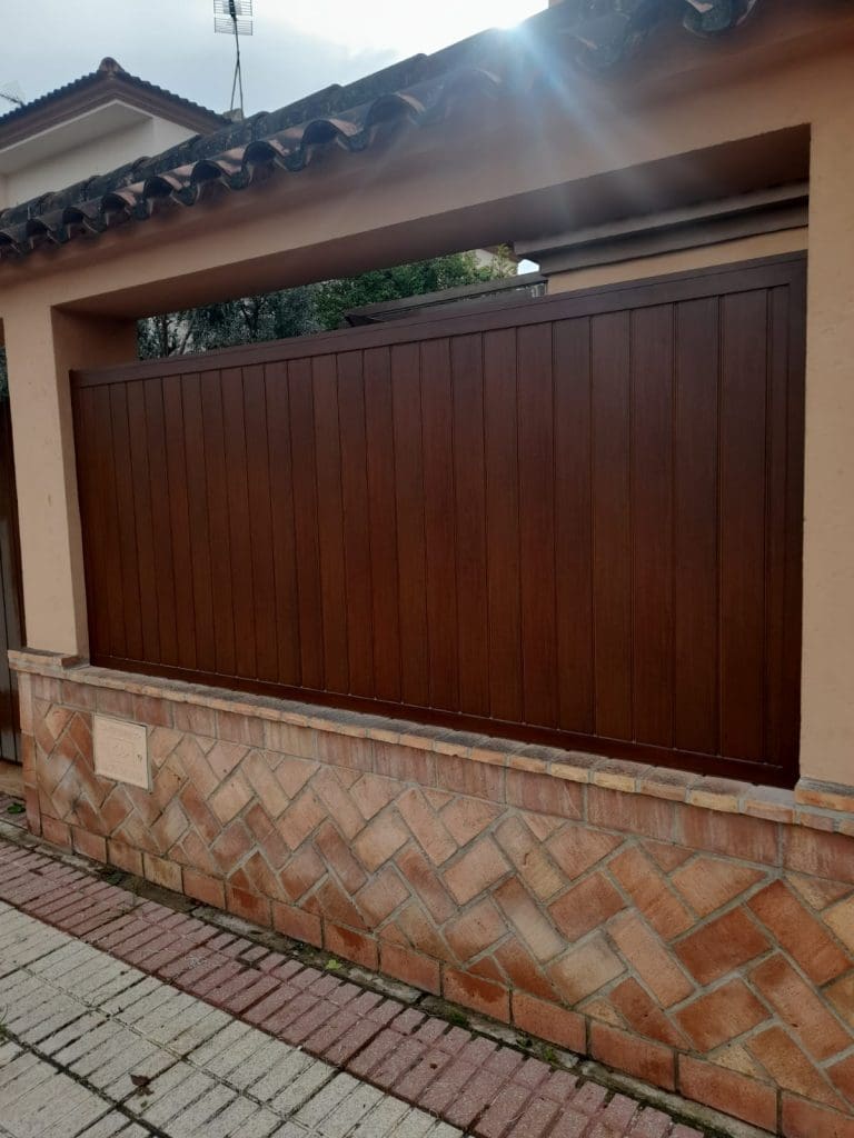 Valla de aluminio color Nogal Aluminios 3