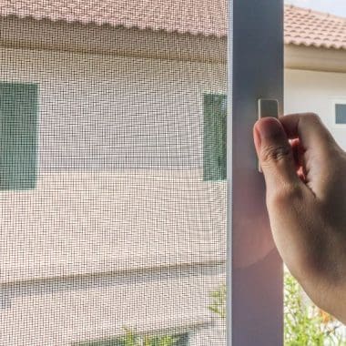 Mosquiteras Correderas vs. Enrollables: La Guía Definitiva para elegir tu Barrera Invisible 12 10% Descuento mosquiteras